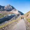 Deux randonneurs marchent vers le col de Boucharo