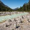 Cairns le long de la rivire dans la valle du Karwendel