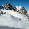 On marche dans la neige vers le refuge de la Glre