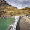 Barrage des Gloriettes et granges sur la montagne