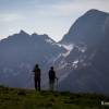 Des randonneurs contemplent les montagnes