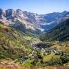 Village de Gavarnie domin par le cirque et les sommets de plus de 3000 mtres d'altitude