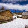 Les chalets devant le lac d'Allos