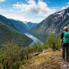 Randonne face au lac rdalsvatnet en Norvge