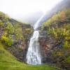 Au pied de la cascade Rottenvikfossen en Norvège