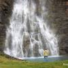 Devant la cascade Rottenvikfossen