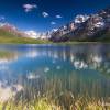 Eau transparente du lac du Pontet dans les Alpes