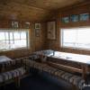 Les 2 grandes tables sur refuge Losjehytta dans les îles Vesteralen en Norvège