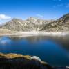 Lac Dets Coubous et le barrage qui parait petit sur cette photo