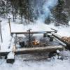 Photo Tout est prévu à côté du refuge pour faire du feu Tout est prévu à côté du refuge pour faire du feu