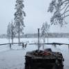 Nouvelle randonn&eacute;e dans la neige en Finlande vers un abri avec feu