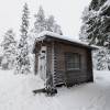 Cabane du jour apr&egrave;s une randonn&eacute;e dans la neige fraichement tomb&eacute;e