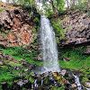 Au pied de la cascade de Jiou-jiou Au pied de la cascade de Jiou-jiou