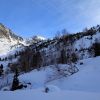 Batiment EDF pendant la monte en raquettes au refuge de la Glre