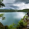 Joli panorama sur le lac Pavin et les volcans