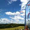 Parapente dans le ciel Aveyronnais
