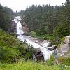 Belle cascade dans un cadre magnifique
