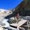 Passage sur une passerelle sous le bord Blacier Blanc