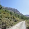 Piste grimpant au Mont Chiran dont on aperoit les barres rocheuses  gauche.