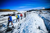 Marcher sur un glacier en Islande