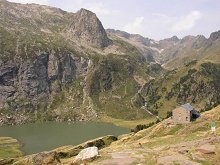 Refuge d'Espingo depuis les granges d'Astau Refuge d'Espingo depuis les granges d'Astau