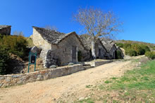 Le village de caves d'Entre Deux Monts dans la Valle du Tarn 