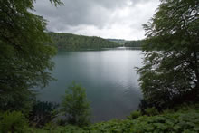 Boucle dans le lac volcanique Pavin