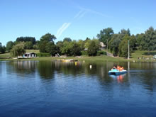 Pdalo sur le Lac de Saint Gervais en Pays Haut Rouergue