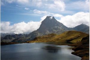 Lac d'Ayous et pic du Midi d'Ossau en arrire plan