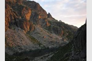 Un des lacs de Batcrabre au petit matin