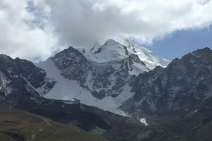 Le sommet de nouveau dans les nuages