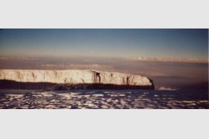 un glacier au sommet du kilimandjaro