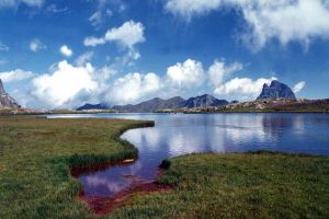 Pic du Midi d'Ossau derrire le lac d'Anayette.