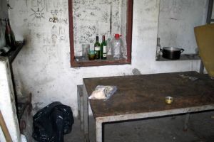 Intrieur de la cabane de Cestrde