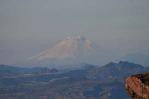 Cotopaxi shoot au petit matin depuis le glacier du Cayambe