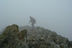 Passage au sommet du pic de Lezar Atheka