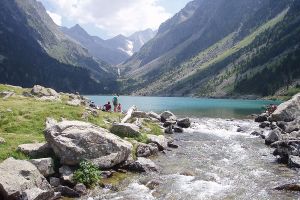 Lac de Gaube au niveau du cours d'eau