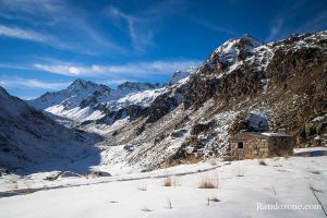 Cabane de Cestrède et lac en contrebas
