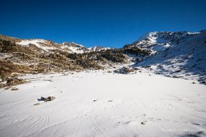 Lac de Coueyla-Gran avec de la neige