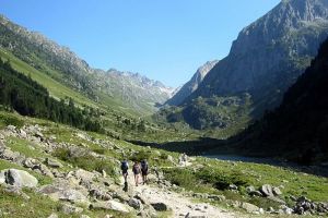 Sentier qui monte au refuge Larribet