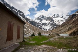 Refuge et lac d'Estom