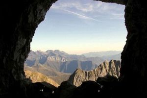 Pic des Sarradets depuis une des grottes de Russell