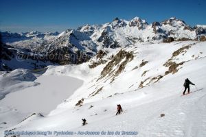 Descente  ski au-dessus du lac de Brazato