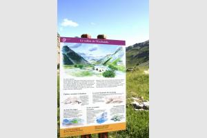 Dpart de la randonne au lac de l'Eychauda