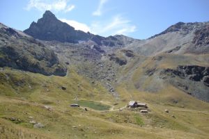 Lac et refuge de la Blanche ,au pied de la Tte des Toillies ( 3175 m)