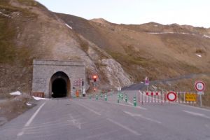 Tunnel du Galibier le soir, route ferme au dessus  cause de la neige