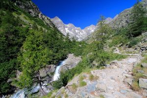 Le sentier longe la rivire