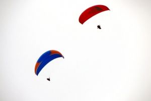 Parapentes The North Face dans le ciel gris
