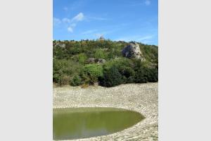 Lavogne et moulin,  ct du village de La Couvertoirade, Larzac