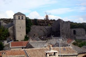 Vue sur le village de La Couvertoirade et le moulin depuis les remparts